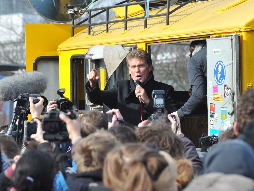 David Hasselhoff wird während seines Protests gegen die Entfernung der Mauersegmente aus der East Side Gallery von einer Menschenmenge umringt