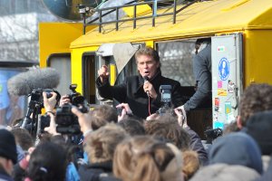 David Hasselhoff wird während seines Protests gegen die Entfernung der Mauersegmente aus der East Side Gallery von einer Menschenmenge umringt