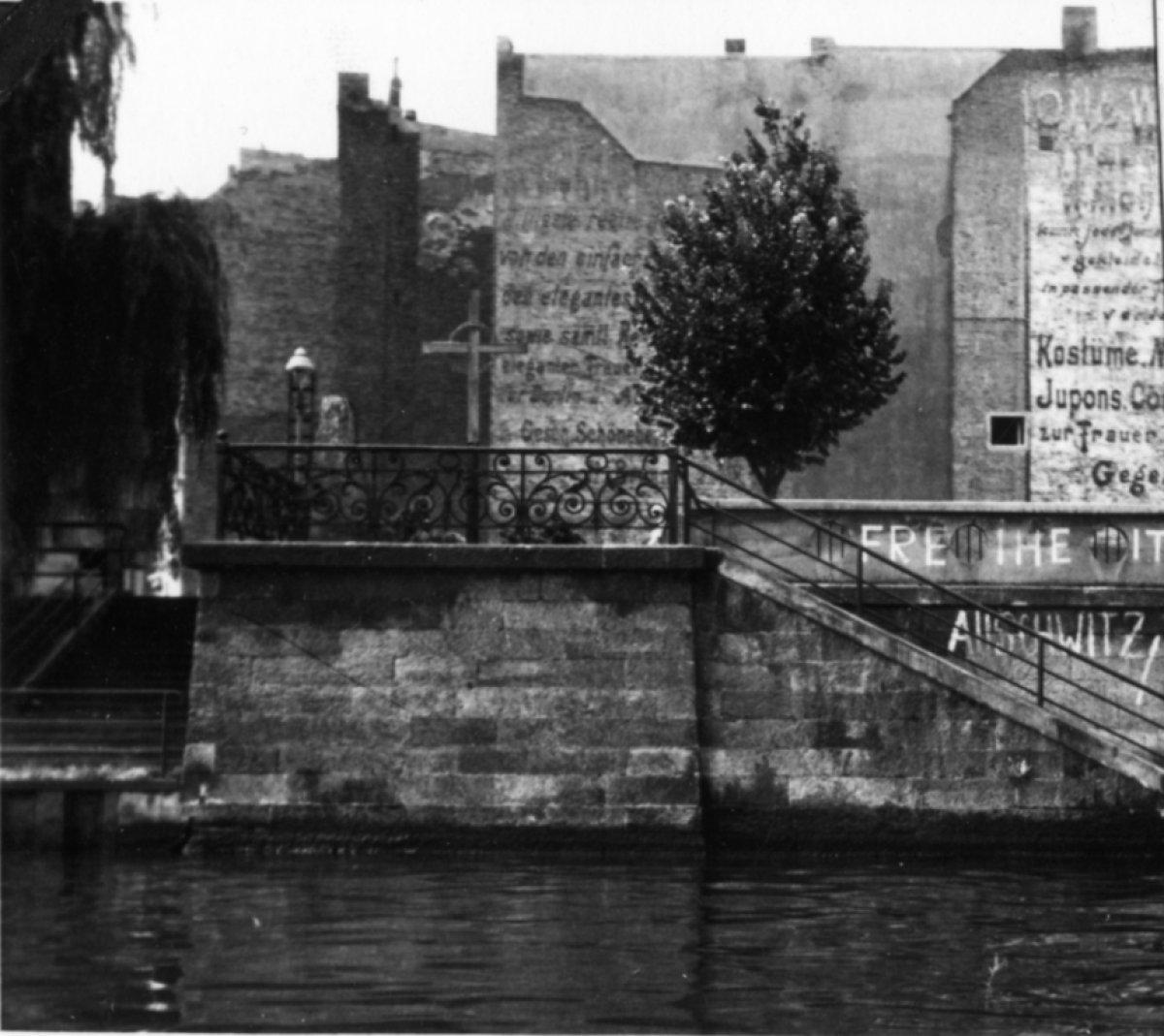 Aufnahme des Mahnmals für Udo Düllick von einem Patrouillenboot der Grenztruppen