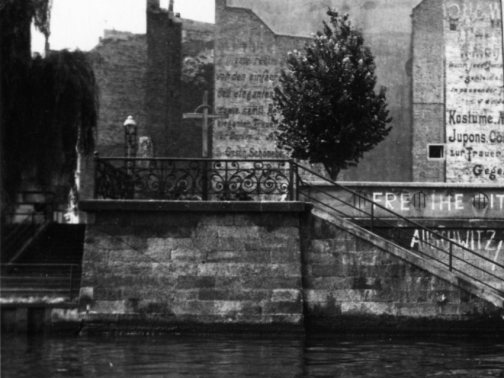 Aufnahme des Mahnmals für Udo Düllick von einem Patrouillenboot der Grenztruppen