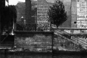 Aufnahme des Mahnmals für Udo Düllick von einem Patrouillenboot der Grenztruppen