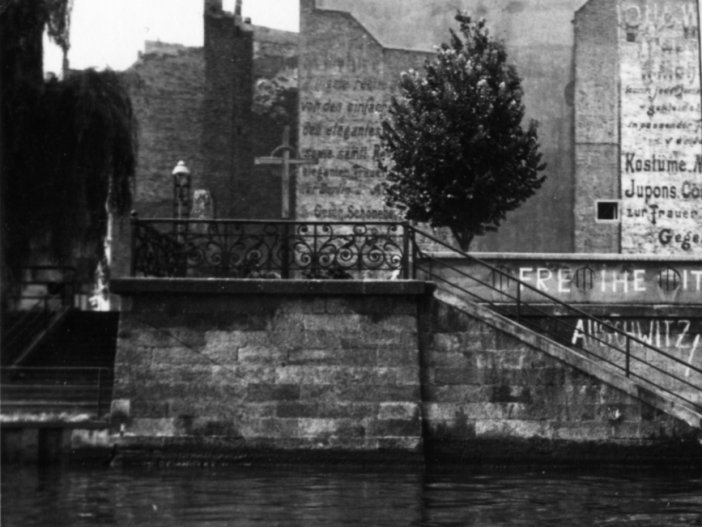 Aufnahme des Mahnmals für Udo Düllick von einem Patrouillenboot der Grenztruppen