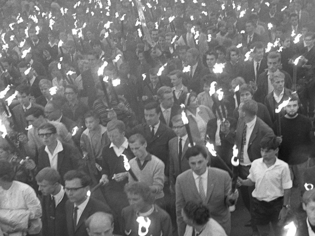 1962: In Kreuzberg gedenken West-Berlinerinnen und Berliner mit einem Fackelmarsch der Mauertoten. Im östlichen Teil Kreuzbergs ist die Grenze seit der Abriegelung besonders präsent, da der Kiez von drei Seiten umschlossen ist.