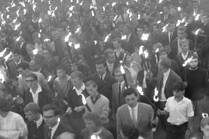 1962: In Kreuzberg gedenken West-Berlinerinnen und Berliner mit einem Fackelmarsch der Mauertoten. Im &ouml;stlichen Teil Kreuzbergs ist die Grenze seit der Abriegelung besonders pr&auml;sent, da der Kiez von drei Seiten umschlossen ist.