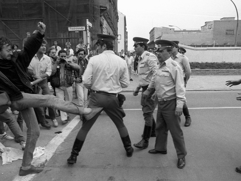 …kommt es zu einigen Ausschreitungen und Attacken von West-Berlinern gegen DDR-Grenzsoldaten am Checkpoint Charlie.