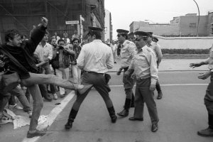 &hellip;kommt es zu einigen Ausschreitungen und Attacken von West-Berlinern gegen DDR-Grenzsoldaten am Checkpoint Charlie.