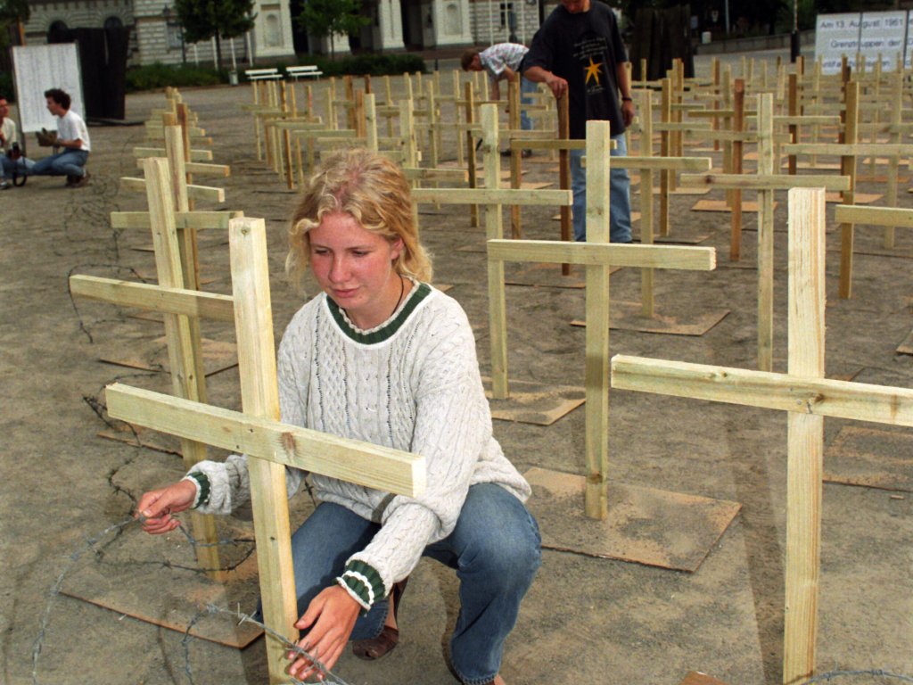 Der Kreisverband der Jungen Union in Schwerin errichtet am Tag des Mauerbaus Kreuze für die Todesopfer der Berliner Mauer.