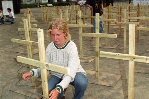Der Kreisverband der Jungen Union in Schwerin errichtet am Tag des Mauerbaus Kreuze f&uuml;r die Todesopfer der Berliner Mauer.