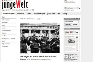 2011: Der Titel der Tageszeitung "junge welt" am 50. Jahrestag des Mauerbaus. Das Blatt war in der DDR das Zentralorgan der FDJ. Das Propagandabild der Grenzbrigade &bdquo;13. August&ldquo; wird hier auch &uuml;ber 20 Jahre nach dem Mauerfall noch eingesetzt, das Narrativ der Mauer als &bdquo;antifaschistischer Schutzwall&ldquo; und Ma&szlig;nahme zur Friedenssicherung wird fortgesetzt.