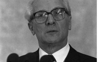Porträtaufnahme von Erich Honecker.