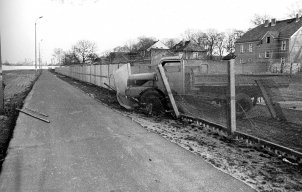 Im Bildzentrum sieht man einen LKW, der teilweise durch den Grenzzaun durchgebrochen ist. Auf dem Postenweg liegt noch die zurückgelassene Fluchtleiter.