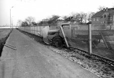Mit dem LKW im zweiten Grenzsperrzaun steckengeblieben, die Leiter zurückgelassen: Gescheiterte Flucht dreier junger Männer mit einem LKW in Staaken, 10. März 1989