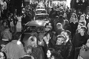 Nach der Öffnung des Schlagbaums drängen sich in der Nacht vom 9. zum 10. November 1989 Menschen und Autos auf der Bösebrücke an der Bornholmer Straßee.