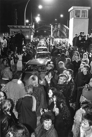 Nach der Öffnung des Schlagbaums drängen sich in der Nacht vom 9. zum 10. November 1989 Menschen und Autos auf der Bösebrücke an der Bornholmer Straßee.