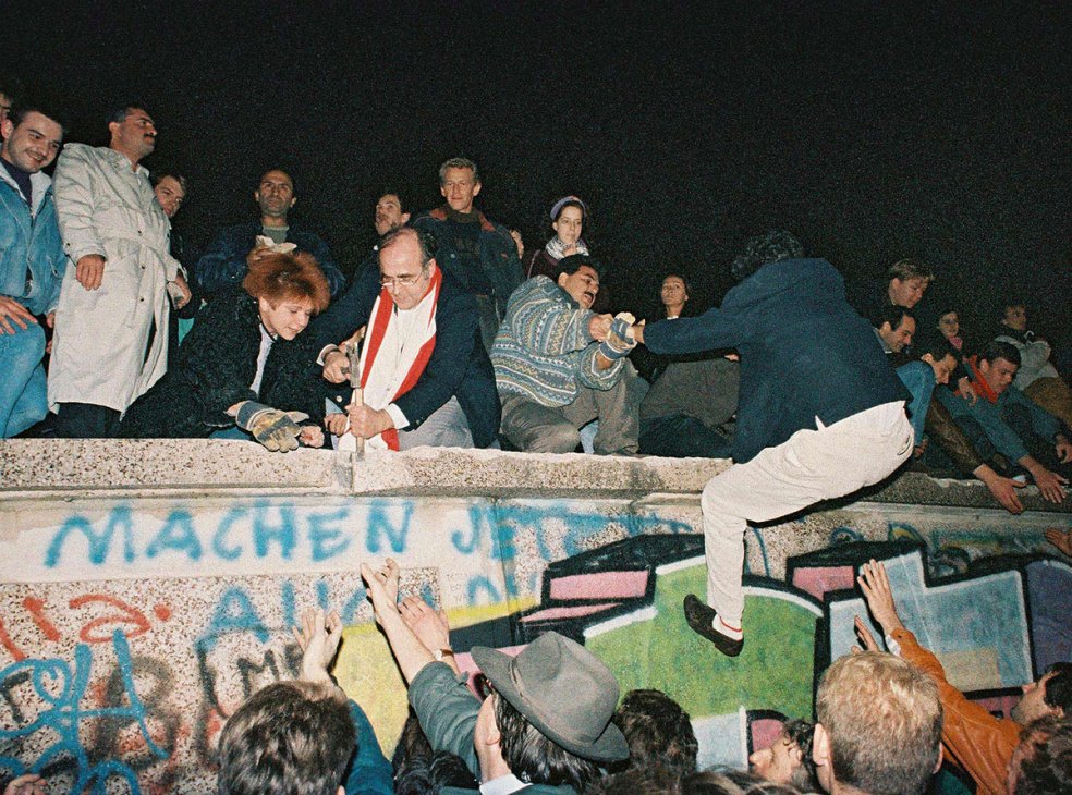 Auf der Panzermauer am Brandenburger Tor; Aufnahme 9./10. November 1989
