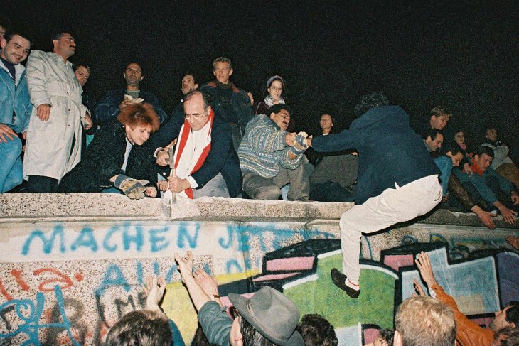 Auf der Panzermauer am Brandenburger Tor; Aufnahme 9./10. November 1989