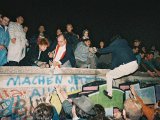 Auf der Panzermauer am Brandenburger Tor; Aufnahme 9./10. November 1989