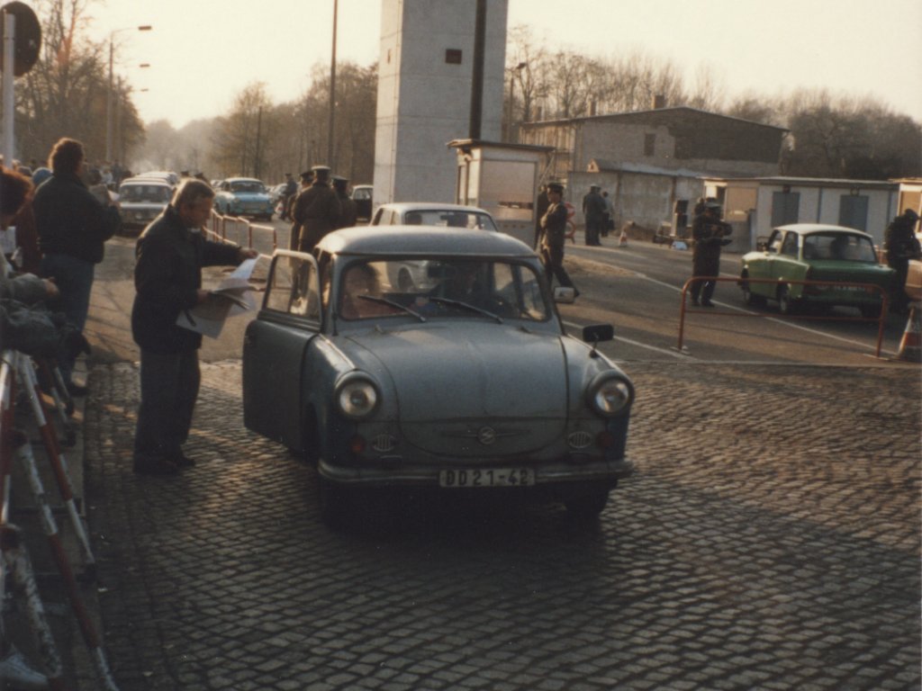 Öffnung eines Grenzübergangs zwischen Teltow und West-Berlin