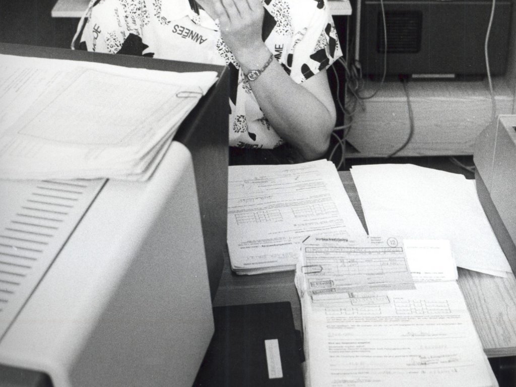 Antragsflut nach der Währungsunion in einer Sparkassenfiliale, Juni 1990 Antragsflut nach der Währungsunion in einer Sparkassenfiliale, Juni 1990