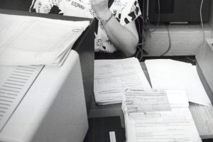Antragsflut nach der Währungsunion in einer Sparkassenfiliale, Juni 1990
