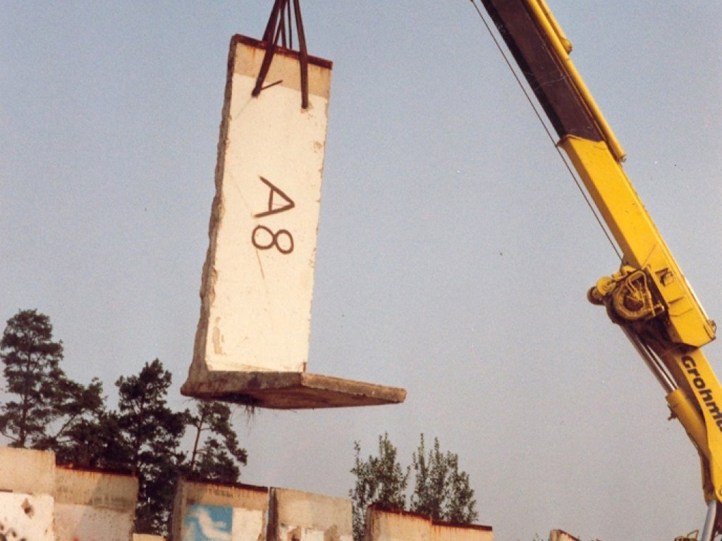 Geschenk der DDR-Regierung an die John F. Kennedy Library in Boston/USA: die graue Ostseite des Mauersegments 8A, August 1990