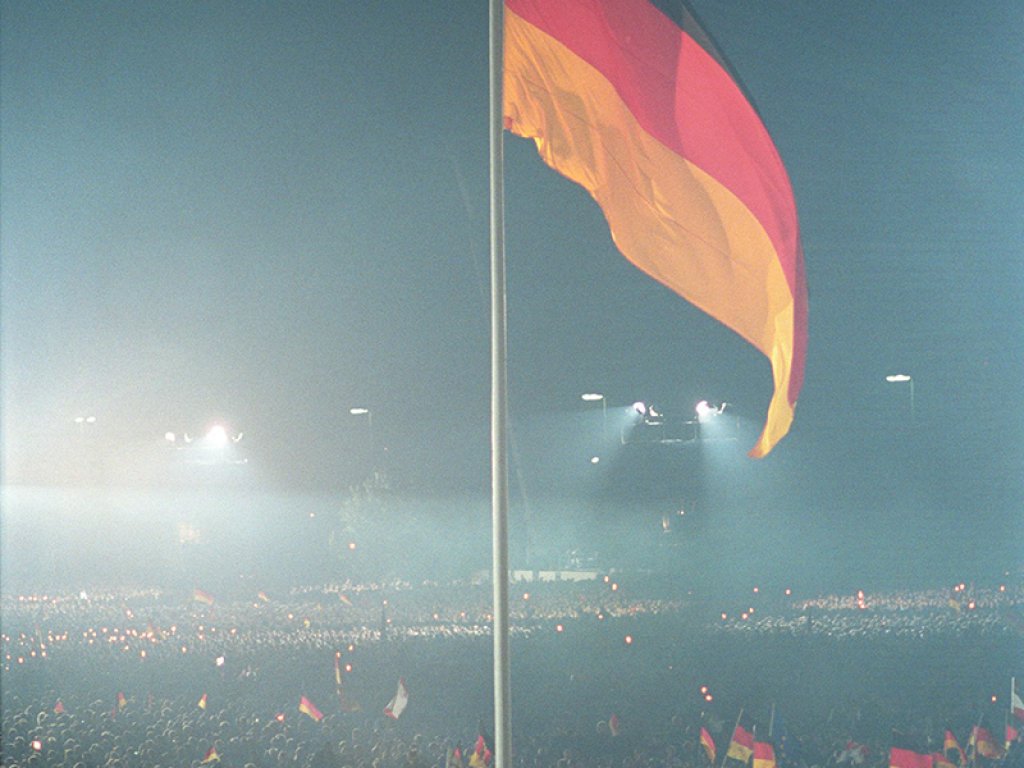 Während der Feierlichkeiten zur deutschen Einheit wird am Reichstagsgebäude in Berlin die Nationalflagge gehisst, 3. Oktober 1990. Während der Feierlichkeiten zur deutschen Einheit wird am Reichstagsgebäude in Berlin die Nationalflagge gehisst, 3. Oktober 1990.