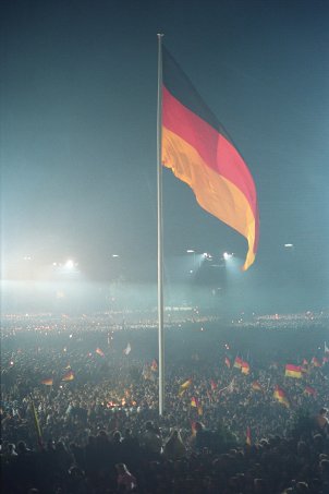 Während der Feierlichkeiten zur deutschen Einheit wird am Reichstagsgebäude in Berlin die Nationalflagge gehisst, 3. Oktober 1990.