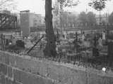 Wachturm der DDR-Grenztruppen auf dem Friedhof an der Liesenstraße, Berlin-Wedding, Mai 1966