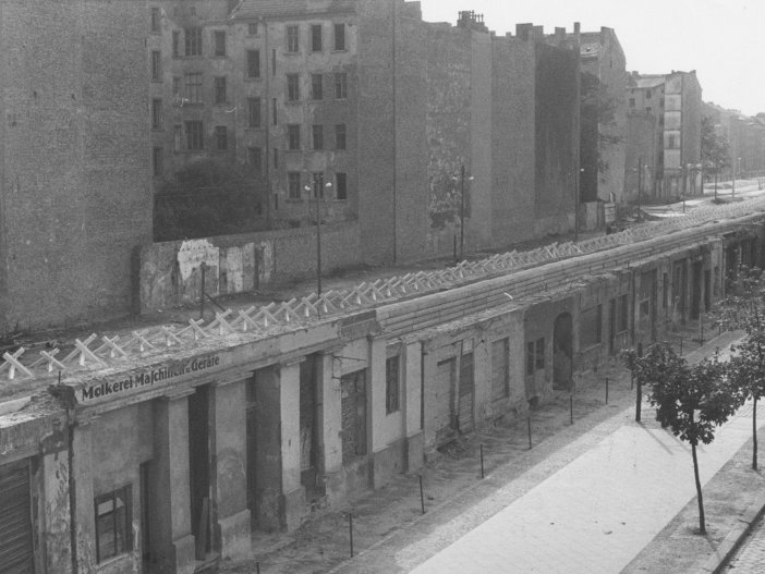 Berlin-Wedding, Bernauer Straße: Die vordere Hausfront als Mauer, September 1967