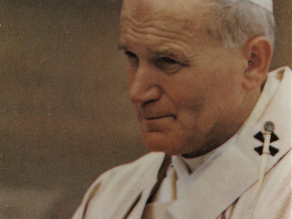 Papst Johannes Paul II: Wie kein Stellvertreter Christi vor ihm wird der neue Papst vermarktet (Abbildung von Papst Johannes Paul II. auf einem Aschenbecher).