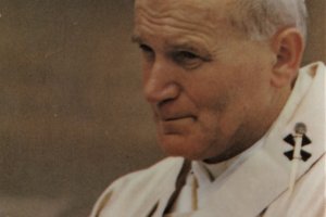 Papst Johannes Paul II: Wie kein Stellvertreter Christi vor ihm wird der neue Papst vermarktet (Abbildung von Papst Johannes Paul II. auf einem Aschenbecher).