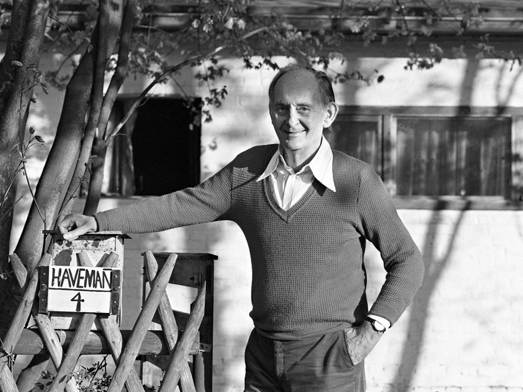 Robert Havemann vor seinem Haus in Berlin-Grünheide, wenige Tage nach Aufhebung des Hausarrestes