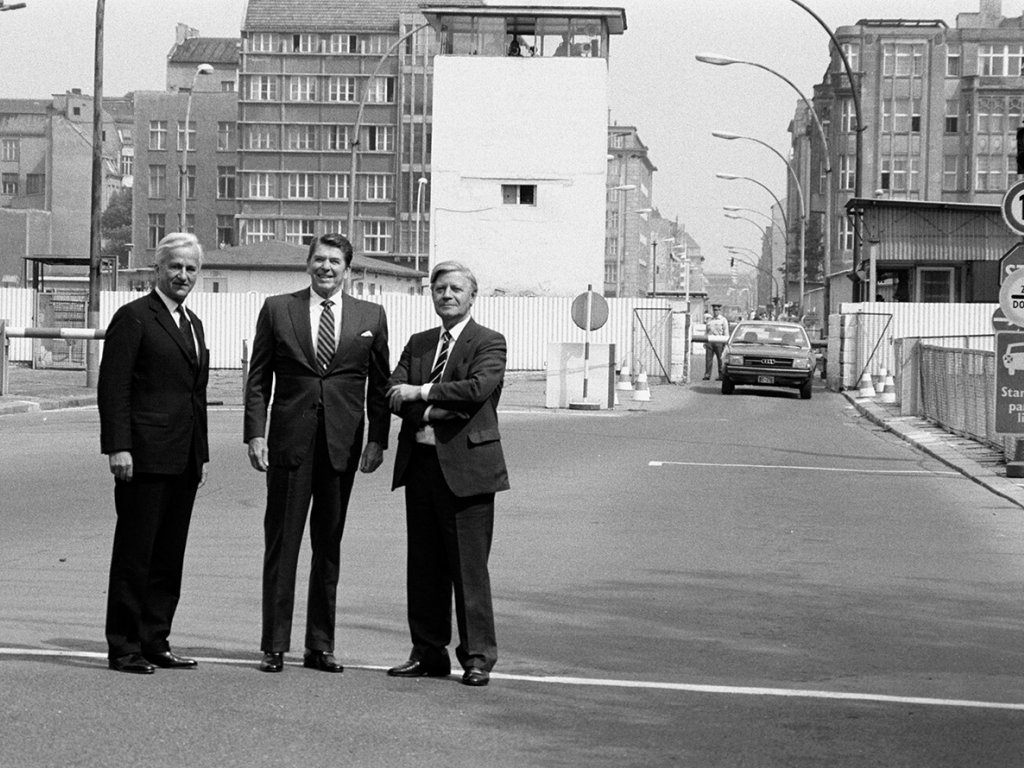 Ronald Reagan, Helmut Schmidt und Richard von Weizsäcker am Checkpoint Charlie, 1982