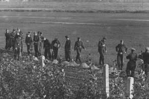 Grenzpolizisten legen im Todesstreifen zu West-Berlin (Neukölln) eine Sprengladung, um Gräben auszuheben, 24. Oktober 1961.