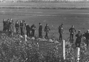 Grenzpolizisten legen im Todesstreifen zu West-Berlin (Neukölln) eine Sprengladung, um Gräben auszuheben, 24. Oktober 1961.