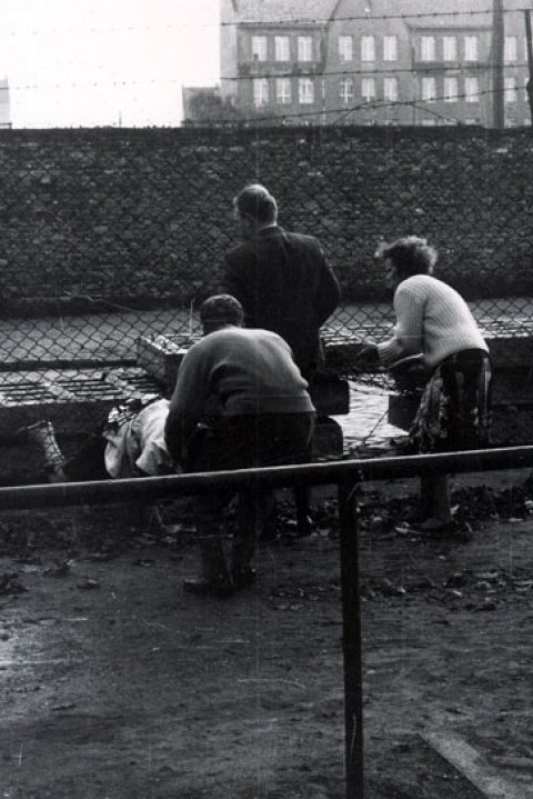 Eine Ost-Berlinerin flüchtet mit Hilfe von Verwandten in den Westen, Berlin-Neukölln, 22. September 1961.