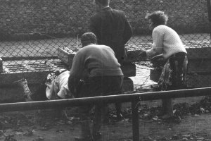Eine Ost-Berlinerin flüchtet mit Hilfe von Verwandten in den Westen, Berlin-Neukölln, 22. September 1961.
