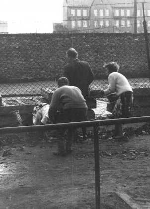 Eine Ost-Berlinerin flüchtet mit Hilfe von Verwandten in den Westen, Berlin-Neukölln, 22. September 1961.