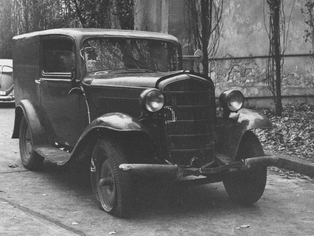 In einem Vorkriegs-Opel gelingt fünf Ost-Berlinern trotz Dauerbeschusses die Flucht nach West-Berlin, 14. November 1961.