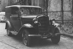 In einem Vorkriegs-Opel gelingt fünf Ost-Berlinern trotz Dauerbeschusses die Flucht nach West-Berlin, 14. November 1961.