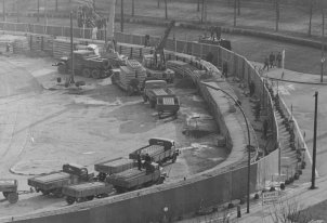Verstärkung der Sperranlagen am Brandenburger Tor: Grenzpolizisten sichern die Bauarbeiten und bewachen die Arbeiter, 20. November 1961.