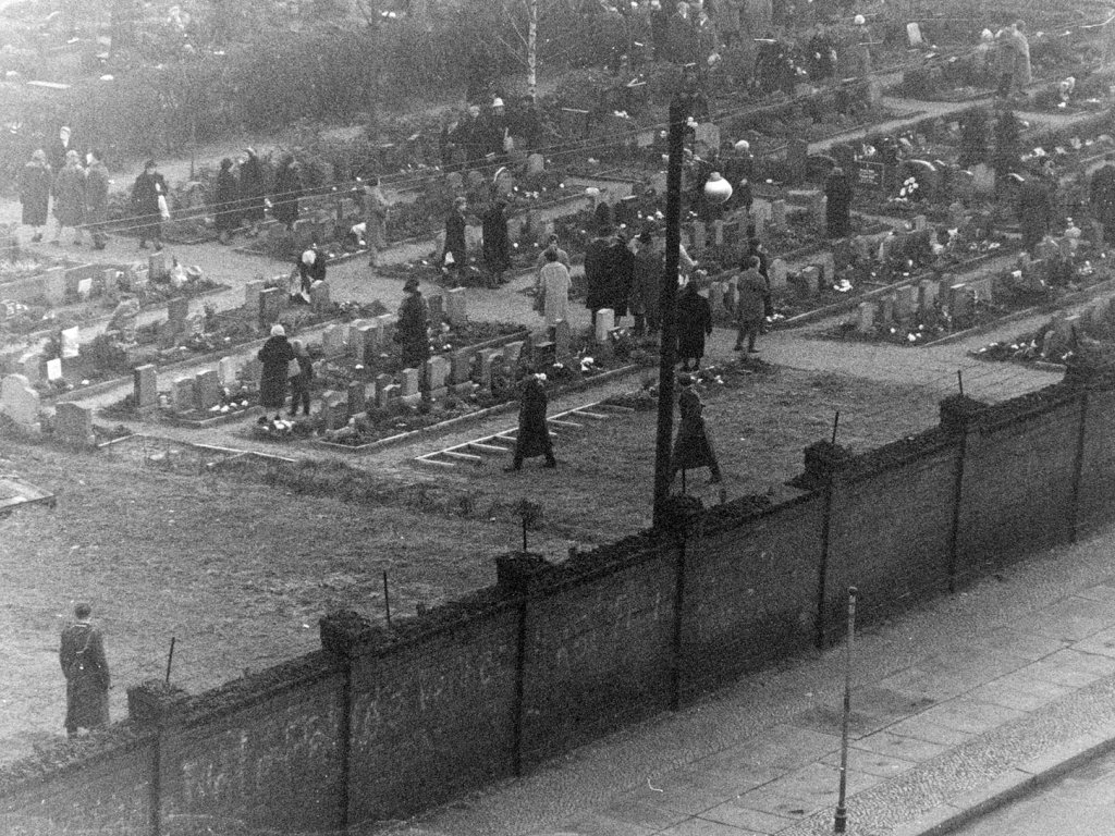 Ost-Berliner, die den St.-Hedwigs-Friedhof an der Liesenstraße aufsuchen, werden von Grenzpolizisten kontrolliert und überwacht, 26. November 1961.
