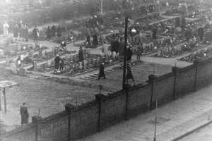 Ost-Berliner, die den St.-Hedwigs-Friedhof an der Liesenstraße aufsuchen, werden von Grenzpolizisten kontrolliert und überwacht, 26. November 1961.