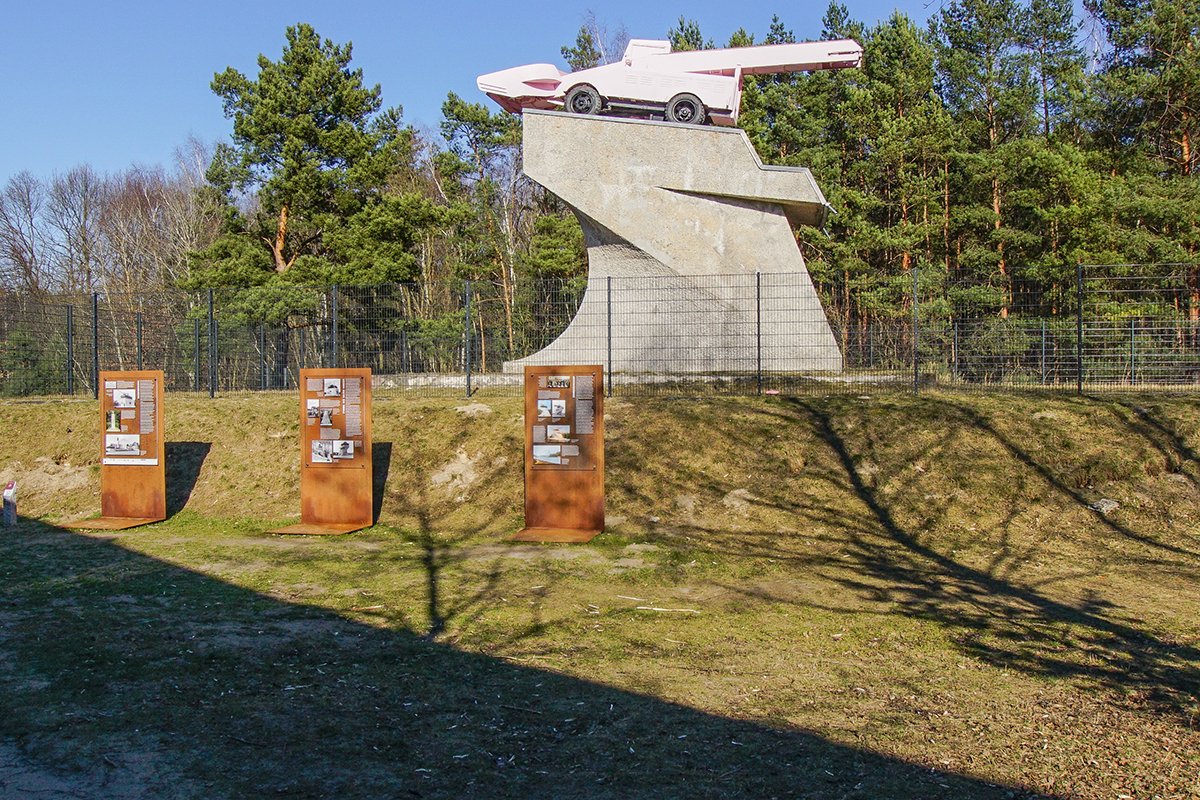 Dreilinden/Drewitz, Panzer-Denkmal Ehemaliges Panzer-Denkmal zwischen Berlin-Zehlendorf und Kleinmachnow, in der Nähe des Autobahn-Grenzübergangs Dreilinden/Drewitz (heute: Europarc)