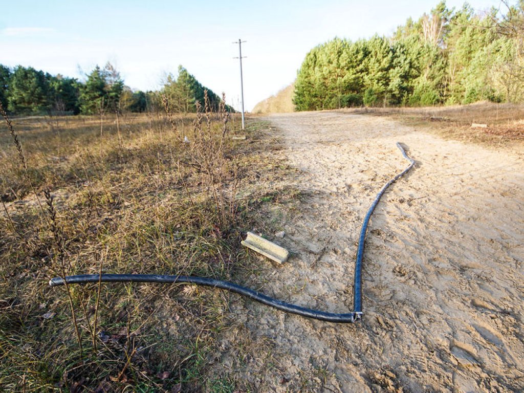 Stromkabelreste im Todesstreifen nördlich von Glienicke Nordbahn (1); Aufnahme 2015