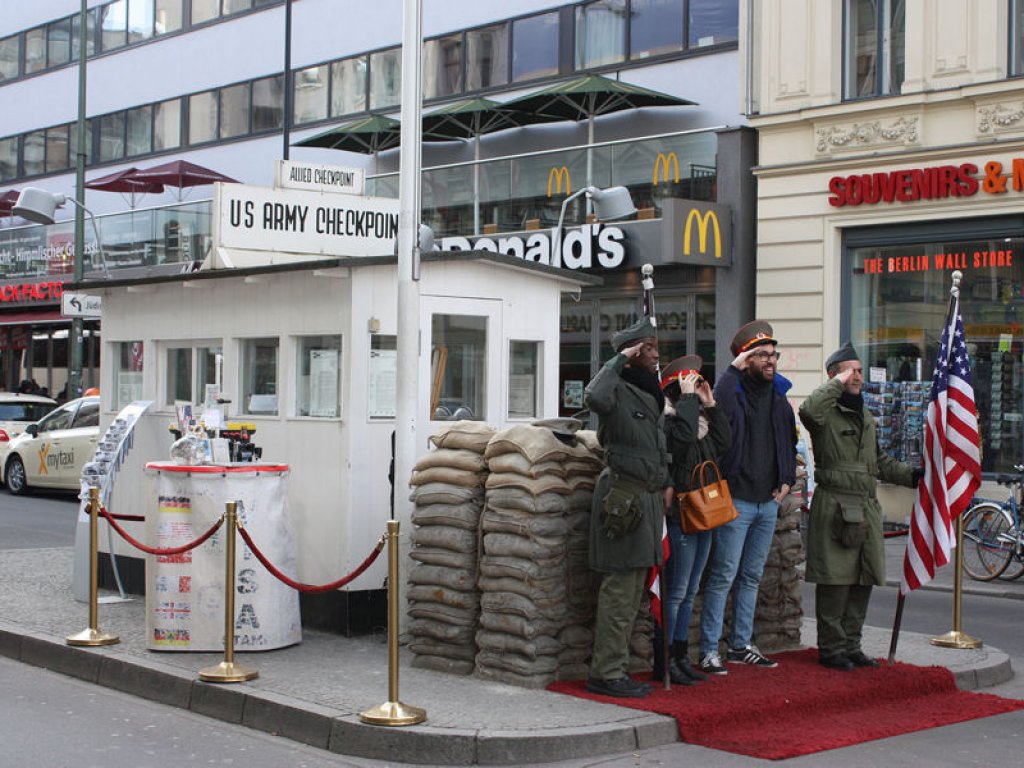 Touristenspiele am Checkpoint Charlie: eine nachgebaute amerikanische Kontrollbaracke als Fotokulisse (2); Aufnahme 2016