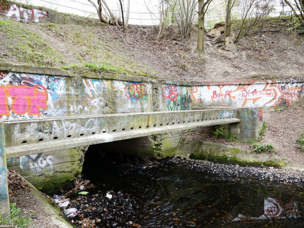 Spuren einer abgeschlagenen Sperreinrichtung an einer Kanaleinmündung südlich des Friedhofs Pankow VII in Wilhelmsruh; Aufnahme 2015 Spuren einer abgeschlagenen Sperreinrichtung an einer Kanaleinmündung südlich des Friedhofs Pankow VII in Wilhelmsruh; Aufnahme 2015