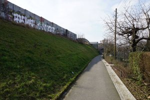 Hinterlandsicherungsmauer mit Ausstellungsimpressionen am Grenzübergang Bornholmer Straße (4); Aufnahme 2015