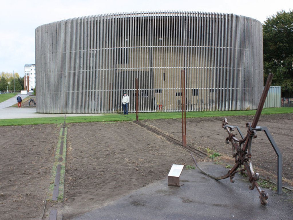 Turmkreuz der 1985 gesprengten Versöhnungskirche, ausgestellt an der Kapelle der Versöhnung an der Bernauer Straße, die auf den Fundamenten der Versöhnungskirche errichtet wurde; Aufnahme 2016