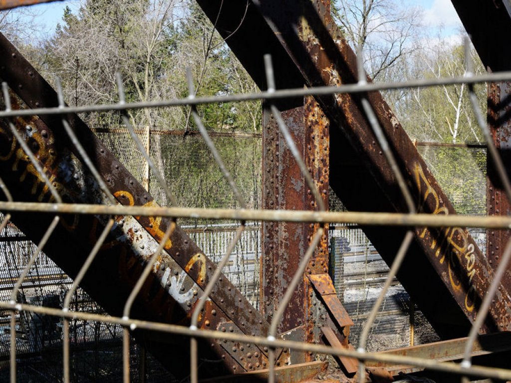 Streckmetallzaun als zusätzliche Barriere der Grenzanlagen entlang der Bahnlinie an den Liesenbrücken, die den Kreisverkehr zwischen Liesen-, Garten- und Scheringstraße überspannen; Aufnahme 2015